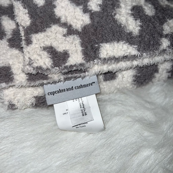 Cupcakes & Cashmere Cheetah/Leopard Reversible Blanket 30 x 40 & Baby Hat NEW - Picture 6 of 7